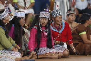 Young members of an indigenous group from the Amazon ver-juzgar-actuar