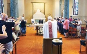Durante el Jubileo 2017, los Misioneros Laicos Maryknoll y el Padre Maryknoll Michael Duggan bendicen a Marj Humphrey en la Capilla de los Padres y Hermanos Maryknoll en Nueva York.
