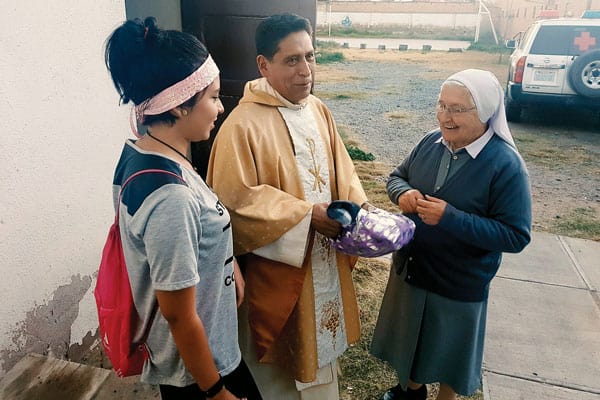 Padre Enrique Bustamante ayudó a los miembros de la parroquia San Pío X a reconocer su vocación misionera