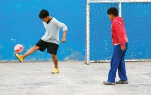 Niños juegan fútbol en el Hogar Santa María, un hogar de niños apoyado por el padre Byrne y por los Afiliados Maryknoll.