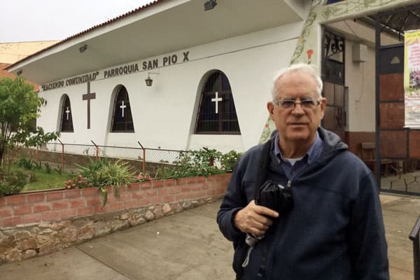 El Padre Maryknoll Paul Masson es guía espiritual de una de las comunidades eclesiales de base en la parroquia San Pío X, Cochabamba, Bolivia