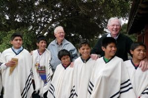 El Padre Maryknoll Bernard Byrne sonríe durante una visita al Hogar de Niños Santa María en Lima hace unos años atrás. Actualmente Un grupo de Afiliados Maryknoll y voluntarios buscan continuar el legado del padre Byrne al apoyar este y otro hogar.