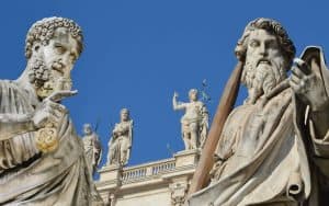 statuas de San Pedro (izquierda) y San Pablo (derecha) en el Vaticano en Roma, Italia. Unidad en la iglesia