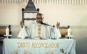 Misionero Maryknoll pone en práctica metodología para el perdón. En la foto, Uno de los ministerios del Padre Maryknoll Juan Zúñiga es ofrecer servicios pastorales en la Parroquia La Salette en Cochabamba, Bolivia. (Sergio Salinas/Bolivia)