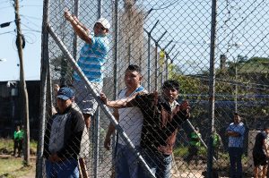 Misionero pone en práctica metodología del perdón: Internos de un penal de Santa Cruz, Bolivia, esperando la visita del Papa Francisco. (CNS/Bolivia)