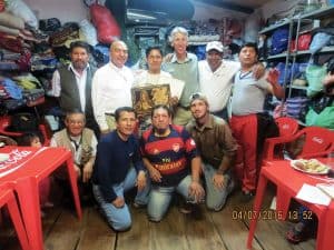 Misionero pone en práctica metodología del perdón: El padre Zúñiga con voluntarios de ESPERE y reos de un penal de Cochabamba al final de un taller sobre el perdón y la reconciliación. (Cortesía de Juan Zúñiga, M.M./Bolivia)