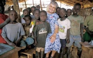 Los niños de Sudán del Sur: Misionera Maryknoll Mary Ellen Manz sonríe con los niños de Sudán del Sur.