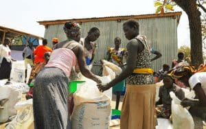 Catequista de Sudán del Sur: En la foto, refugiados de Sudán del Sur reparten los alimentos en Palebek, Uganda.