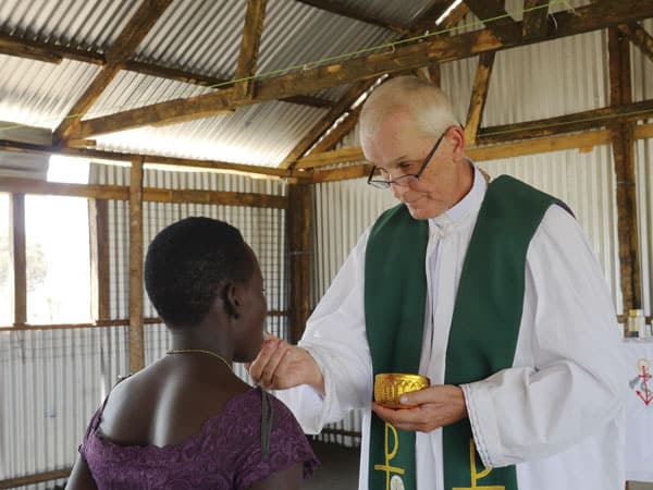 Misionero Maryknoll John Barth celebra la Misa con sudaneses del sur en el campamento para refugiados en Uganda. Lea cómo un Catequista de Sudán del Sur que envejeció en un campo de refugiados cuenta su historia sobre su huida a la vecina Uganda.