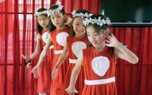 Cartas Julio Agosto 2018- Niñas actuando en el orfanato Bui Chu en Nam Dinh, Vietnam. (Sean Sprague/Vietnam)