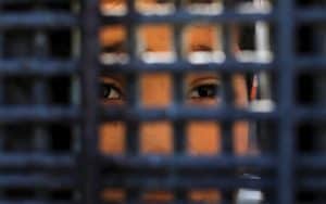 Columna sobre el dolor de inmigrantes que no pueden velar seres queridos. En la foto: Un niño de México ve a través del muro de la frontera en San Diego, California. Muchas veces, inmigrantes no pueden regresar a sus países para enterrar a sus seres queridos. (CNS/California)