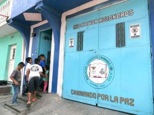 Niños ingresan a la casa Maryknoll en el peligroso barrio 18 de la ciudad de Guatemala.