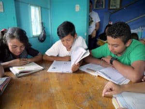 Niños asisten a la casa de Caminando por la Paz para aprender a leer, escribir, orar y hacer sus tareas en giatemala.