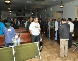 La parroquia Misión Dolores en Los Ángeles, California, cobija a más de 40 hombres sin hogar cada noche. (Nelson Bracamonte/Los Ángeles)