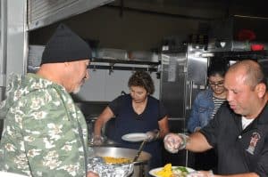 Voluntarios sirven comida a desamparados en California.