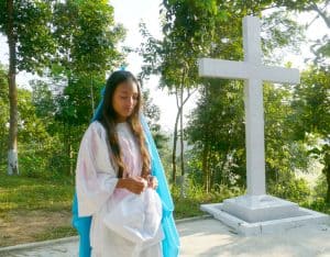 Columna de espiritualidad misionera sobre el sufrimiento: Niña participa en la peregrinación de Fatima Rani en la misión de Baromari en la frontera de la India, Bangladesh. (Sean Sprague/Bangladesh)