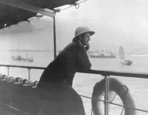 Llamados, enviados, transformados: Un Siglo de Envío a Misión - El Padre Maryknoll James Edward Walsh observa la costa del primer territorio misionero al que la Sociedad Maryknoll fue enviada. (Maryknoll Mission Archives)