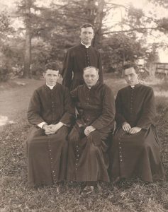 Llamados, enviados, transformados: 100 años de Envío a Misión - El primer grupo de misioneros Maryknoll enviados a China incluía al co-fundador Thomas Frederick Price y a los Padres James Edward Walsh, Francis X. Ford y Bernard Meyer. (Maryknoll Mission Archives)