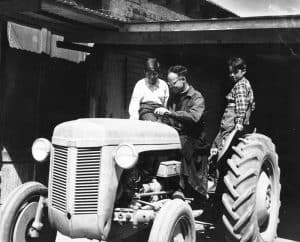 Llamados, enviados, transformados: 100 años de Envío a Misión: El Padre Maryknoll Lawrence Schanberger hablando con niños en Chile. (Maryknoll Mission Archives/Chile)