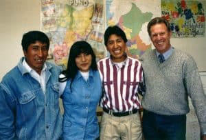 Llamados, enviados, transformados: 100 años de Envío a Misión- El Padre Maryknoll Stephen Judd sonríe con catequistas en el altiplano de Perú. (Maryknoll Mission Archives/Perú)