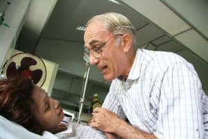 Llamados, enviados, transformados: 100 años de Envío a Misión -Visitar a enfermos fue parte de la labor pastoral del Padre Maryknoll Michael Bassano cuando estaba en Tailandia. (Sean Sprague/Tailandia)