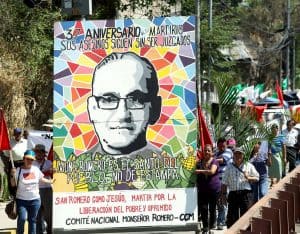 San Arzobispo Romero: La Voz de los Sin Voz - Procesión por el aniversario del asesinato de el Arzobispo Oscar Romero. El Papa Francisco reconoció formalmente que Romero fue asesinado “en odio a la fe”, despejando el camino para su beatificación. (CNS/El Salvador)