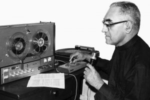 San Arzobispo Romero: La Voz de los Sin Voz - El arzobispo Romero de San Salvador en un estudio de radio improvisado en la capital salvadoreña. (CNS, Octavio Durán/El Salvador)