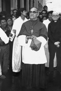 San Arzobispo Romero: La Voz de los Sin Voz - El Arzobispo Romero se unió a su amado pueblo en una procesión en San Salvador.