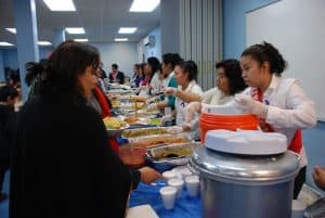 Voluntarios de la Iglesia Nuestra Señora del Monte Carmelo en Astoria, Nueva York, sirven comida a feligreses que participan en un retiro cuaresmal. (Maria-Pia Negro Chin/Nueva York)