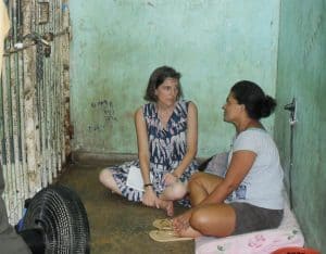 Encarcelamiento Femenino: Necesitan Ayuda, No prisión - Heidi Cerneka, quien es una abogada y misionera laica, conversa con una presa en una cárcel de Brasil. (Cortesía de Heidi Cerneka/Brasil)