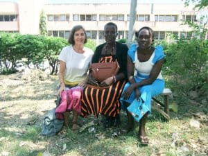 Encarcelamiento Femenino: Necesitan Ayuda, No prisión - Cerneka con dos ex-presidiarias en Mombasa, Kenya, con las que trató de crear una organización de apoyo para mujeres que han salido de la prisión. (Cortesía de Heidi Cerneka/Kenya)