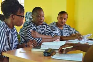 Encarcelamiento Femenino: Necesitan Ayuda, No prisión - Reclusas entrenadas como asistentes legales para ayudarse a sí mismas y a otros presos con sus casos criminales discuten la estrategia en una clínica legal en la Prisión de Mujeres Lang'ata en Nairobi, Kenia.