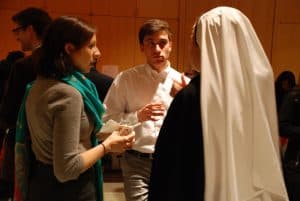 Universitarios neoyorquinos, Mercedes Valero y Juan Migone, hablan con una religiosa en la Iglesia La Sagrada Familia en Nueva York. (Maria-Pia Negro Chin/Nueva York)
