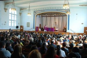 El Padre Benjamín Palacios en la Iglesia de San Gabriel en New Rochelle, Nueva York. (Maria-Pia Negro Chin/Nueva York)