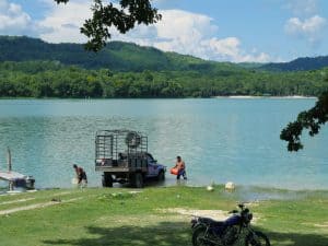 El Padre Custer Ayuda a Restaurar el Paraíso Ambiental en Petén - Jóvenes lavan un camión de basura en el borde del Lago Macanche, provocando contaminación en las fuentes de aguas. (Sean Sprague/Guatemala)