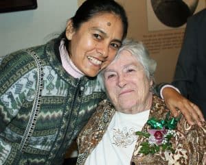 Cuatro Hermanas Maryknoll Harán Votos Perpetuos: La Hermana Juana Encalada en una foto con la ya fallecida Hermana Martha Getchell. (Cortesía de Hermanas Maryknoll/Nueva York)