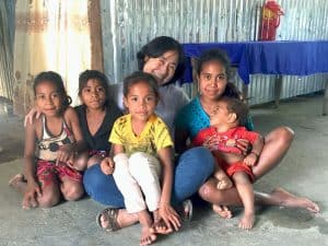 Cuatro Hermanas Maryknoll Harán Votos Perpetuos: La Hermana Hyun Jung Kim sonríe con niños durante su ministerio en Timor Oriental. (Cortesía: Hyun Jung Kim, M.M./Timor Oriental)