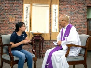 El Padre Maryknoll Joyalito Tajonera, derecha, ofrece a trabajadores migrantes filipinos apoyo por medio de consejos, capacitación y los sacramentos. (Nile Sprague/Taiwán)