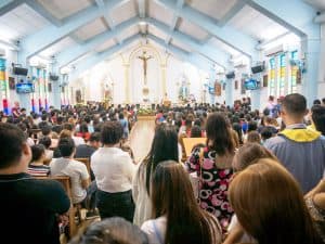 El Padre Joyalito Tajonera, director del ministerio Ugnayan, celebra la Misa en Immaculate Conception Church en South Taichung. (Nile Sprague/Taiwán)