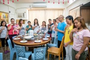 Oración a la hora de la cene en un refugio del ministerio Ugnayan en Taichung, Taiwán. (Nile Sprague/Taiwán)