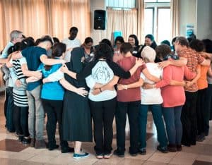 Taller de Biodanza en el Centro Misionero Maryknoll en Cochabamba, Bolivia. (Cortesía de CMMAL/ Bolivia)