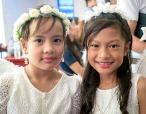 Niñas vestidas de ángeles sonríen después de la Misa en la iglesia Inmaculada Concepción en el Sur de Taichung, Taiwán. (Nile Sprague/Taiwán)