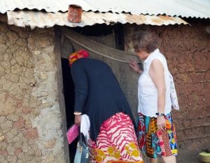Coralis Salvador, dcha., es una Misionera Laica Maryknoll dedicada a servir a personas con VIH en Kenya. (Sean Sprage/Kenya)