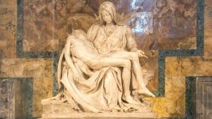 La Pietà, es un ejemplo de que Dios está con las personas en su sufrimiento