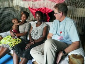 El padre Bauer y trabajadora Betrice Omoyo visitan a “Mary”, una mujer VIH-positiva en Mathare, Nairobi. (Sean Sprague/Kenya)