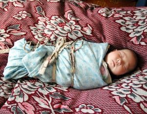 Columna Sagrada Familia: Niño duerme apaciblemente en una casa para niños y ancianos de las Misioneras de la Caridad en Mongolia.