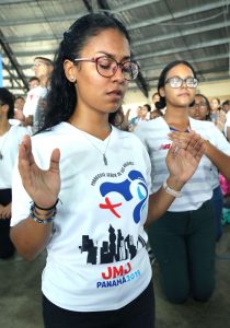 Juventud panameña ora durante preparaciones para la JMJ que tendrá lugar en Panamá en enero 2019. (CNS/Panamá)