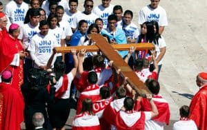 En el 2016, jóvenes polacos el entregan la cruz de la Jornada Mundial de la Juventud a jóvenes y obispos panameños. (CNS/Polonia)