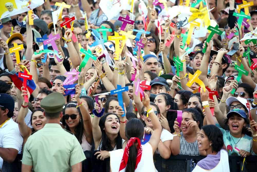Jóvenes animan la llegada del Papa Francisco a una reunión con los jóvenes en Chile en el 2018. (CNS/Chile)