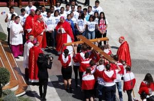 En el 2016, jóvenes polacos el entregan la cruz de la Jornada Mundial de la Juventud a jóvenes y obispos panameños. (CNS/Polonia)